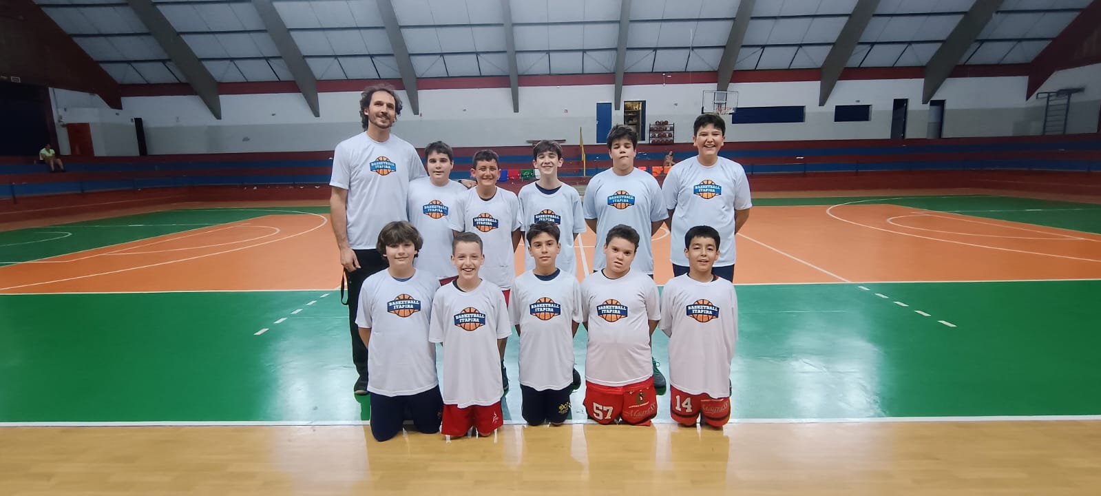 Alunos do Basquete Itapira recebem camiseta pelo “Mês da Criança” e aniversário da cidade